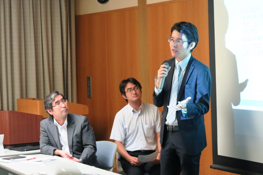 授業プログラムについて説明する（左から西村学部長、岡本隆教授、垰フィールドワーク・インターンシップ支援室員）