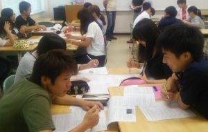 グループワークで地域産業の課題抽出作業