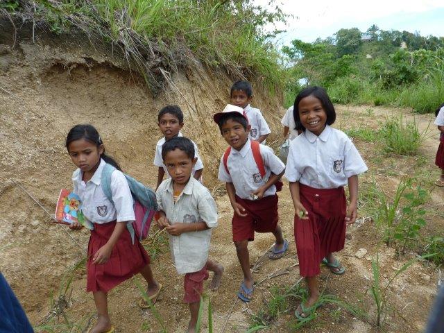 スラウェシ島のT村の子供たち。どんな将来を歩んでいくのだろう。