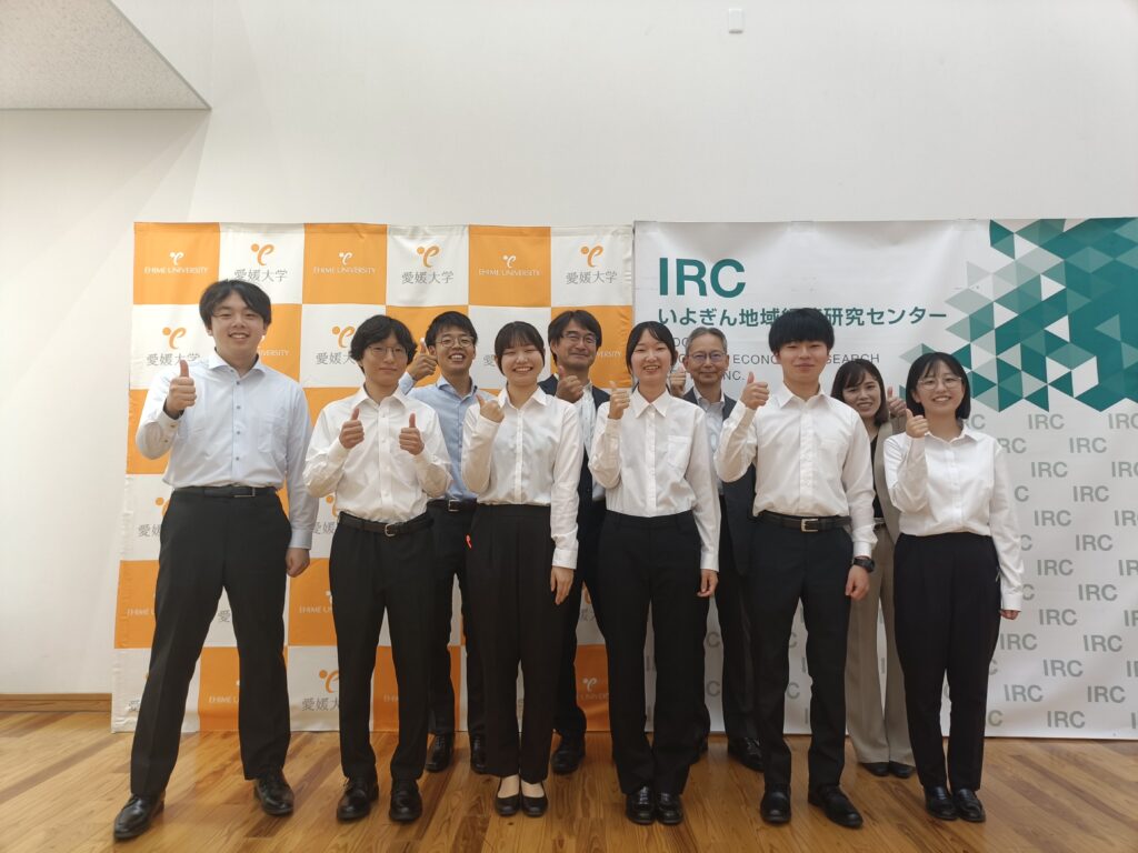 記者会見後の記念写真